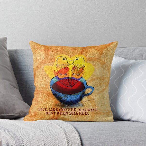 Artikelvorschau, wie Kaffee ist immer am besten, wenn er geteilt wird. "Ich liebe es, das zu kreieren, was mein Kaffee mir täglich sagt. Dieses bezaubernde Kissen ist großartig zum Kuscheln und eine fabelhafte positive Botschaft für dich, jeden Tag zu lieben :) Perfekt, entworfen und verkauft von Jennifer R. Cook.