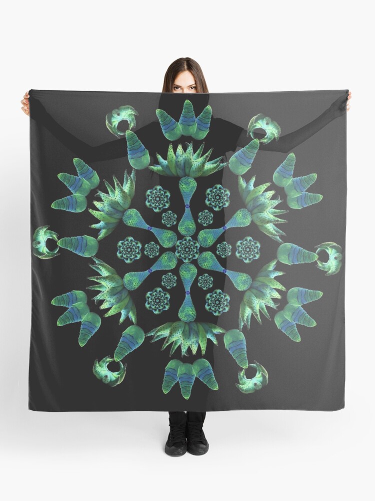 Aperçu 1 sur 3. Foulard avec l'œuvre Cthulhu-esque feutré fabuleux créée et vendue par soosie999.