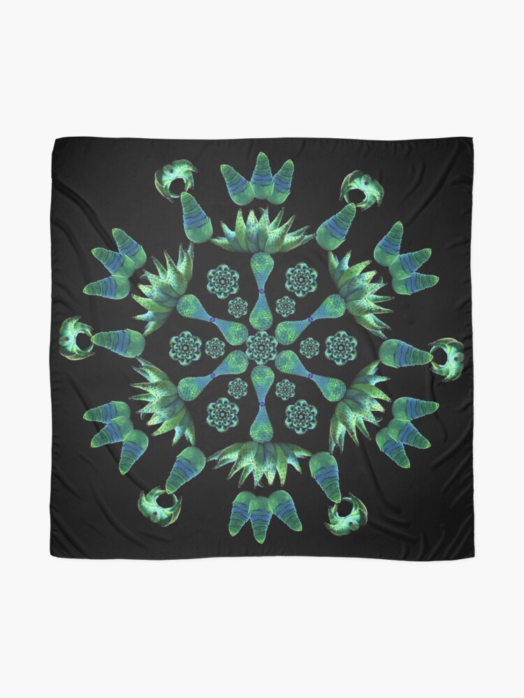 Aperçu 2 sur 3. Foulard avec l'œuvre Cthulhu-esque feutré fabuleux créée et vendue par soosie999.