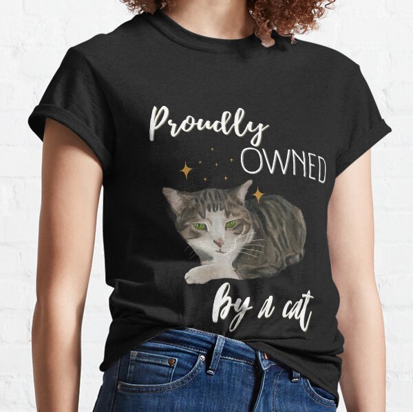 Proudly owned by a cat - grau getigerte Katze Classic T-Shirt