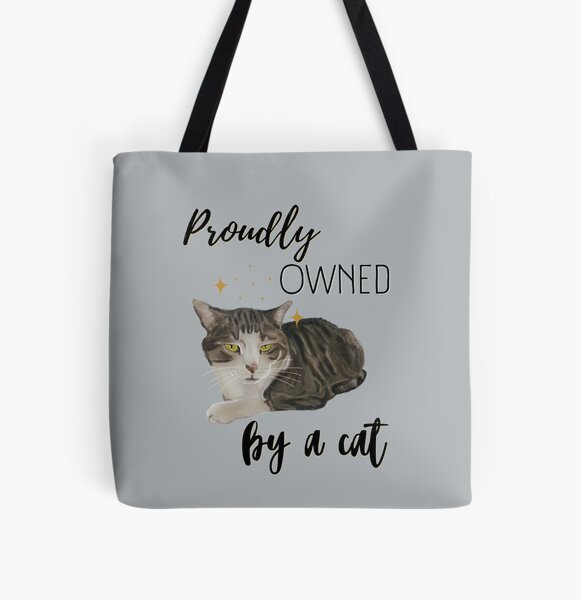 Proudly owned by a cat - glücklicher Katzenbesitzer (grau getigerte Katze) Allover-Print Tote Bag