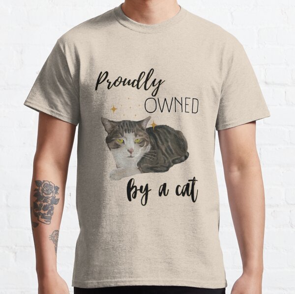 Proudly owned by a cat - glücklicher Katzenbesitzer (grau getigerte Katze) Classic T-Shirt