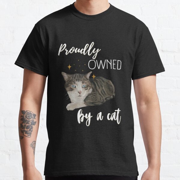 Proudly owned by a cat - grau getigerte Katze mit blauen Augen Classic T-Shirt