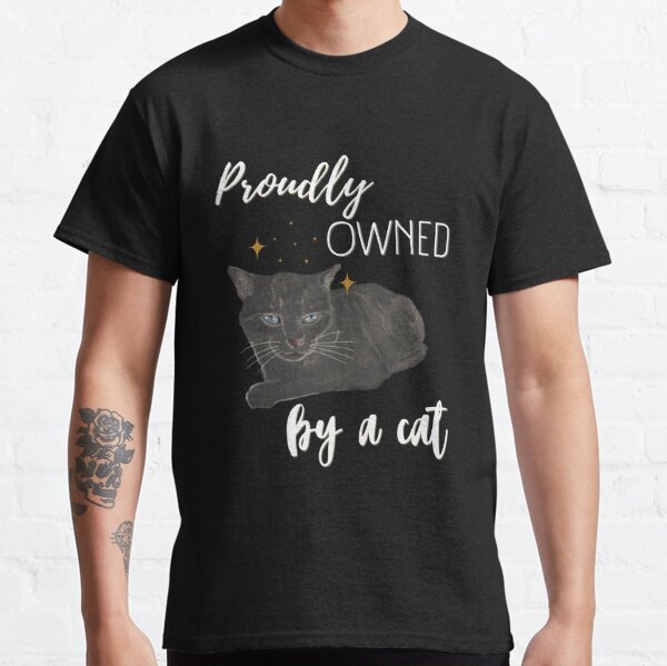 Proudly owned by a cat - graue Katze mit blauen Augen Classic T-Shirt