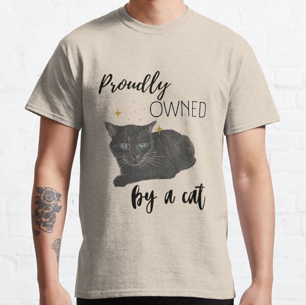 Proudly owned by a cat - graue Katze mit blauen Augen Classic T-Shirt