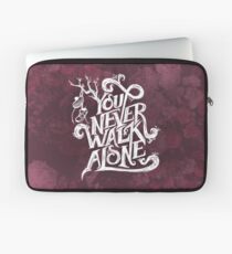 Du gehst nie alleine - BTS - weißer Text (AESTHETIC auf Pink) Laptoptasche
