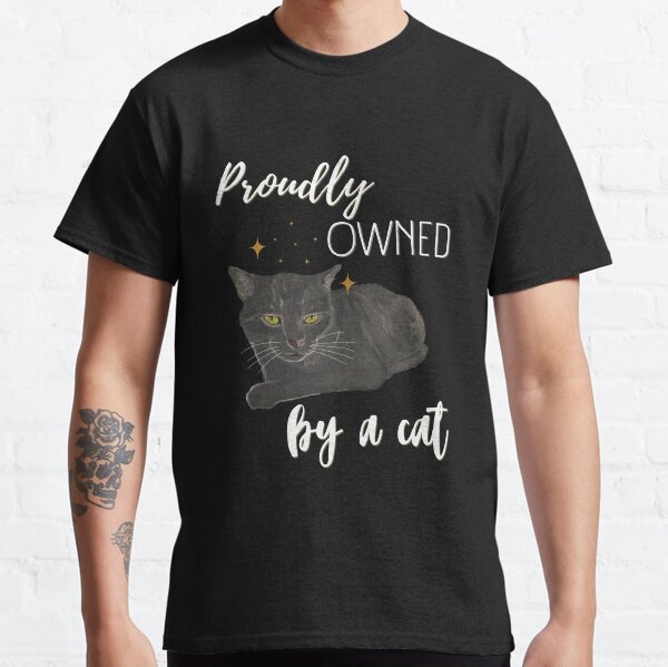 Proudly owned by a cat - graue Katze mit gelben Augen Classic T-Shirt