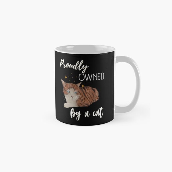 Proudly owned by a cat - rot getigerte Katze mit blauen Augen Tasse (Standard)