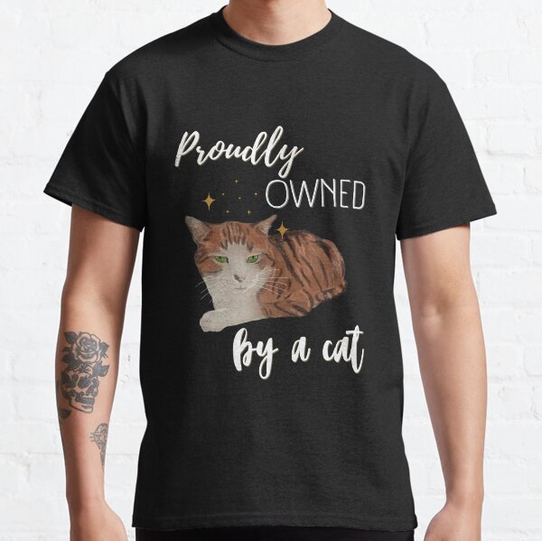 Proudly owned by a cat - rot getigerte Katze mit grünen Augen Classic T-Shirt
