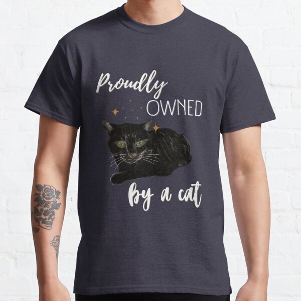 Proudly owned by a black cat - schwarze Katze mit grünen Augen Classic T-Shirt