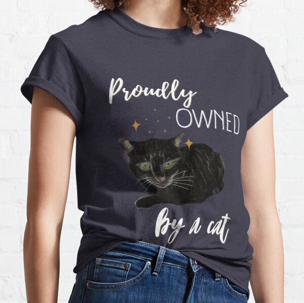 Proudly owned by a black cat - schwarze Katze mit grünen Augen Classic T-Shirt