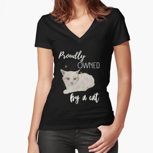 Proudly owned by a cat - weiße Katze mit günen Augen Tailliertes T-Shirt mit V-Ausschnitt