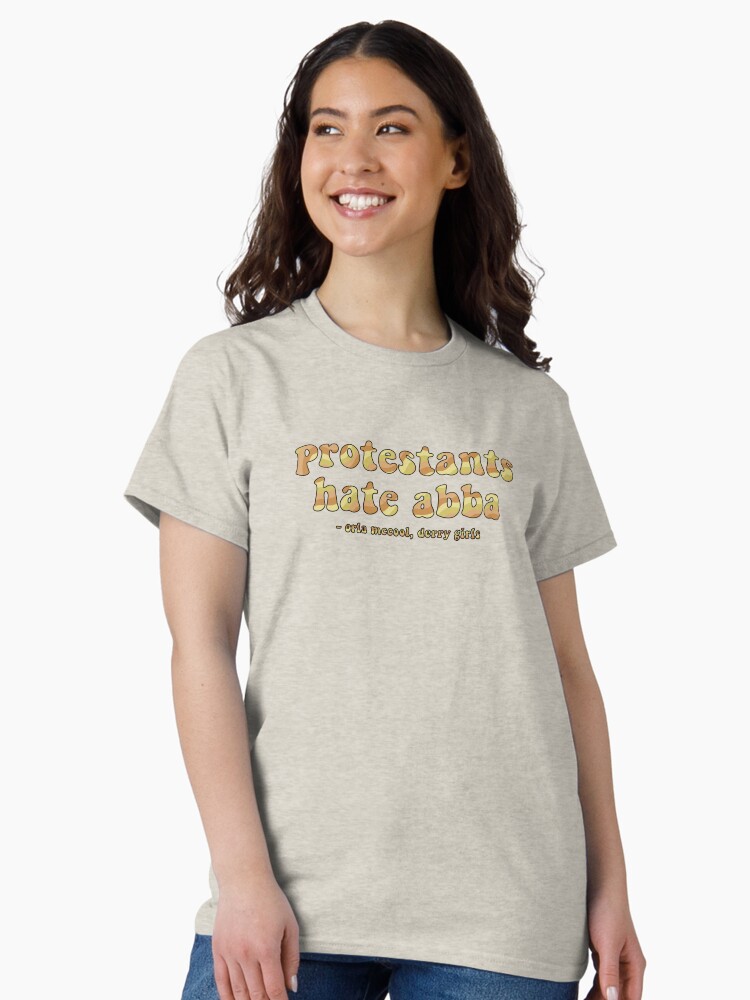 Imagen 2 de 7, Camiseta clásica con la obra Los protestantes odian a Abba Citas de Derry Girl, diseñada y vendida por maureenpollock.