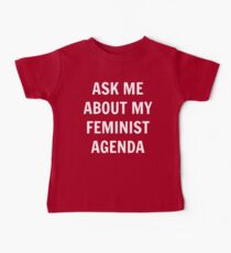 Fragen Sie mich nach meiner feministischen Agenda - White Text Baby T-Shirt