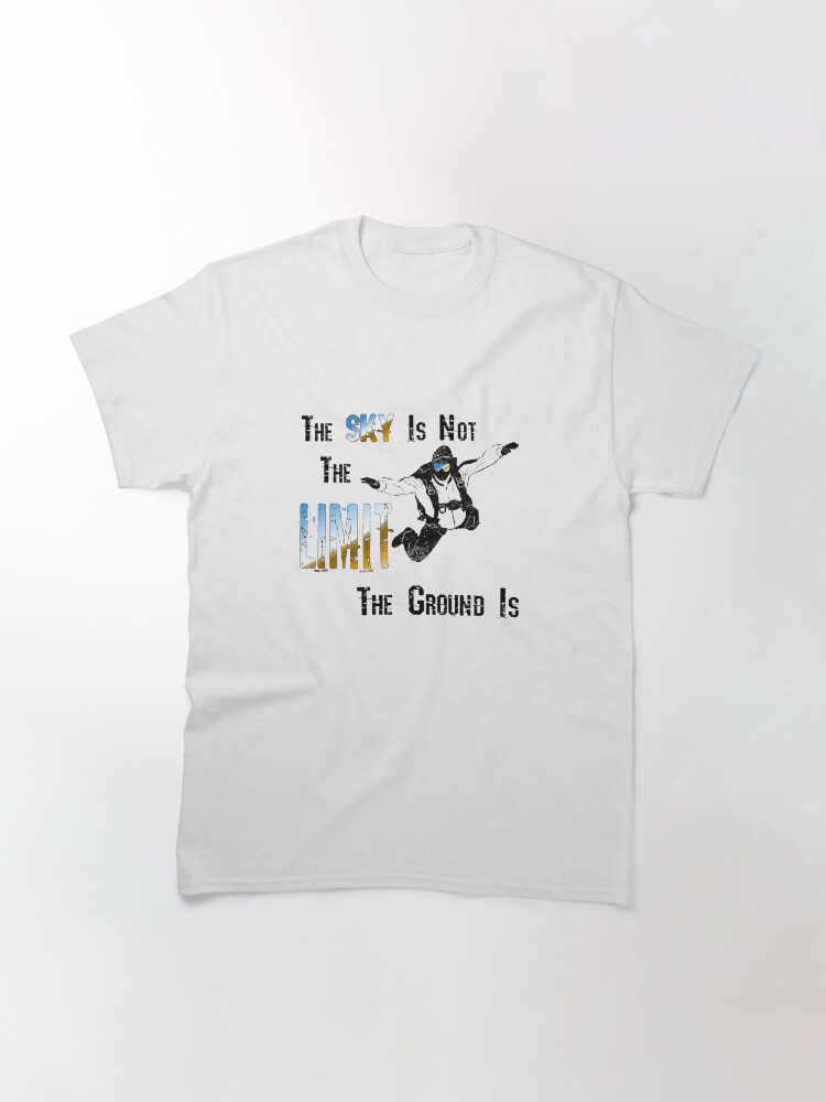 Aperçu 3 sur 7. T-shirt classique avec l'œuvre Le ciel n'est pas la limite créée et vendue par wykd-designs.