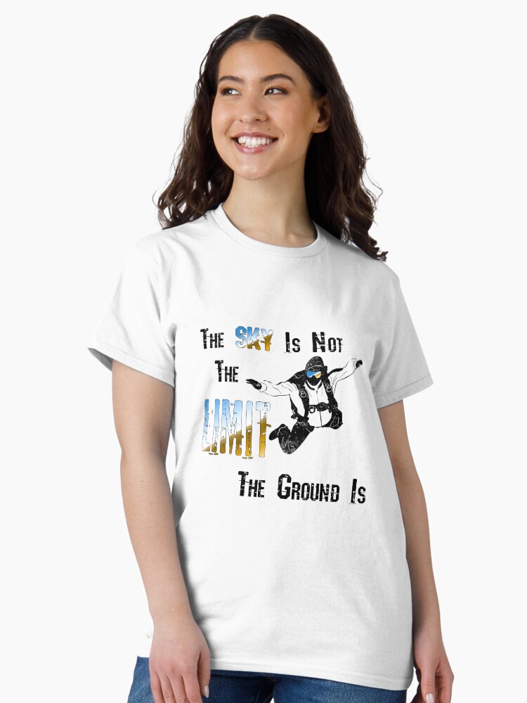 Aperçu 2 sur 7. T-shirt classique avec l'œuvre Le ciel n'est pas la limite créée et vendue par wykd-designs.