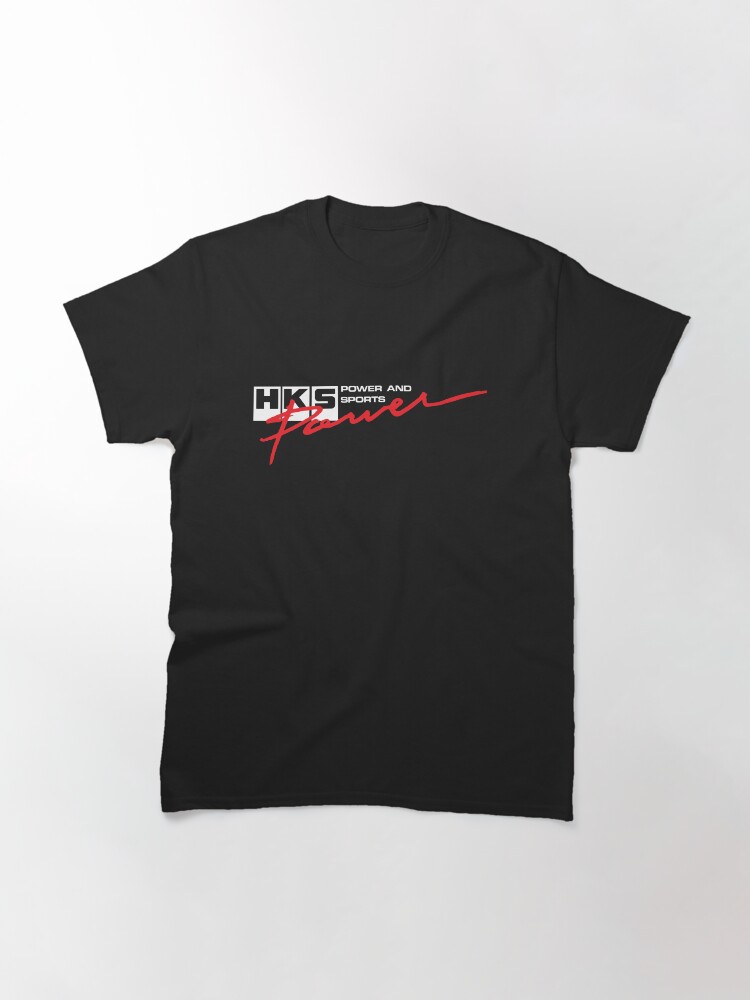 Aperçu 3 sur 7. T-shirt classique avec l'œuvre PUISSANCE HKS créée et vendue par JDMShop.