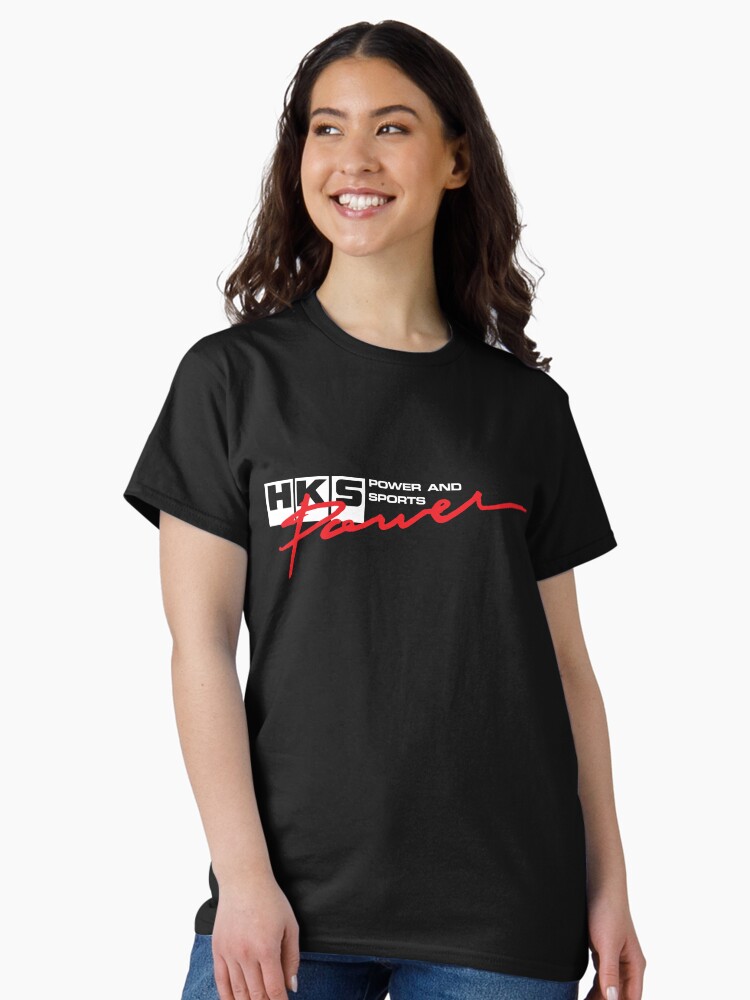 Aperçu 1 sur 7. T-shirt classique avec l'œuvre PUISSANCE HKS créée et vendue par JDMShop.