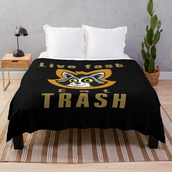 Artikelvorschau, Live Fast Eat Trash Lustiger Waschbär-Sonnenuntergang, Bergbäume GESCHENK entworfen und verkauft von CHOOSEYOURS SHOP.