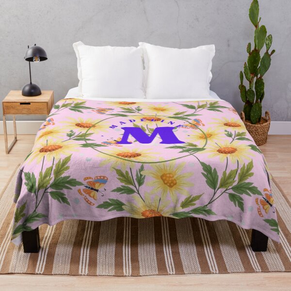 Aperçu de l'œuvre Madeline avec des fleurs créée et vendue par Weather gifts .