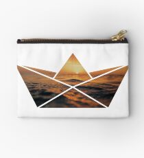 Papierboot. Studio Clutch