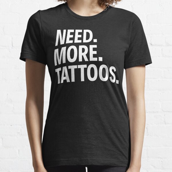 NECESITAR. MÁS. TATUAJES. Camiseta esencial