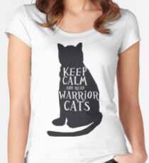 Camiseta entallada de cuello ancho mantener a los gatos guerreros tranquilas