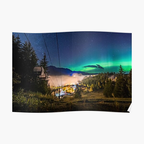 Aurora - Aurores boréales à Whistler Creekside avec la télécabine de Kadenwood Poster