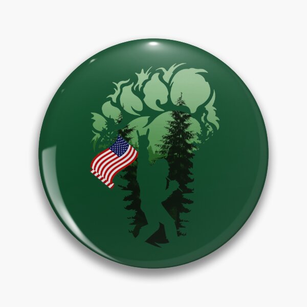 Artikelvorschau, Bigfoot-Felsen auf Waldabdruck der amerikanischen Flagge entworfen und verkauft von ChicoryJunction.