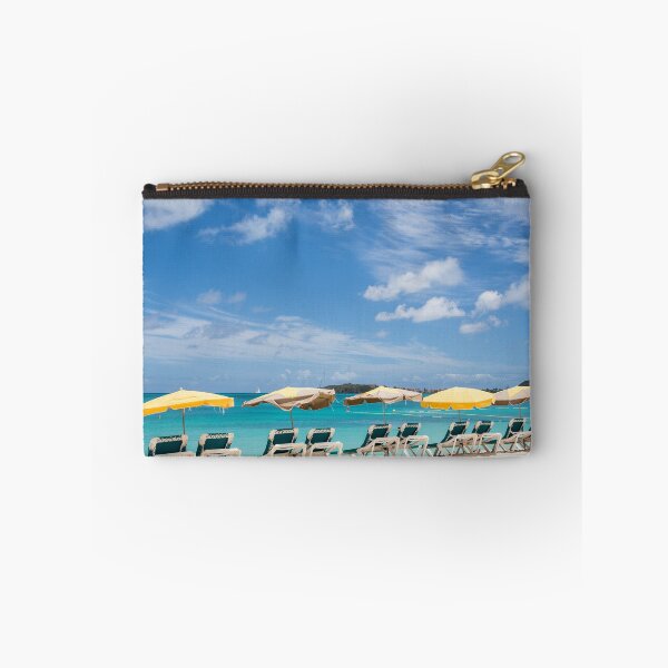 Aperçu de l'œuvre Chaise longue sous les parasols sur la plage créée et vendue par dbvirago.