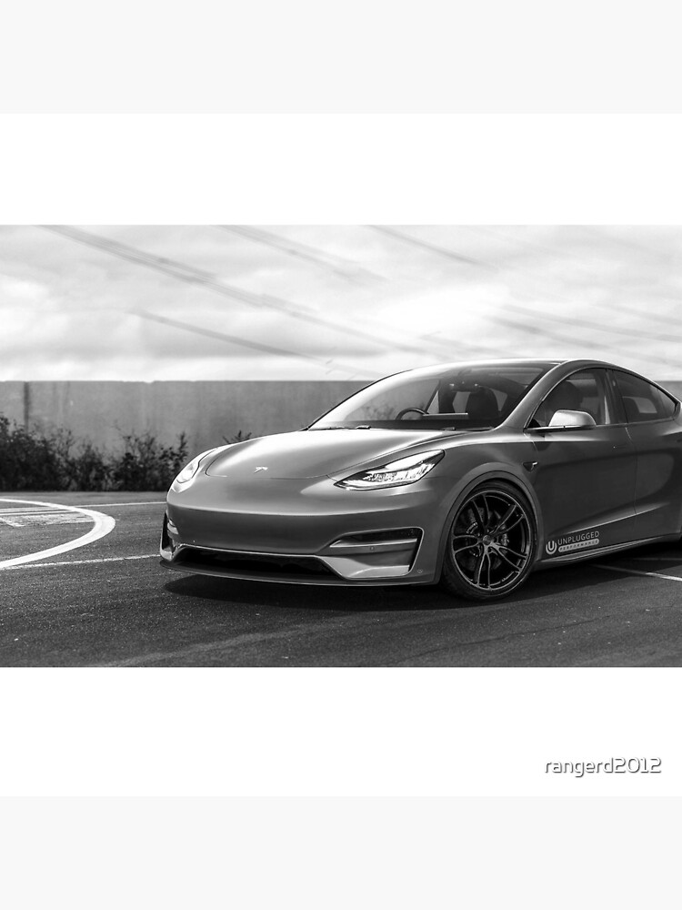 Dekokissen for Sale mit Tesla Model Y 2022 Long Range On Track Schwarz und  Weiß von rangerd2012