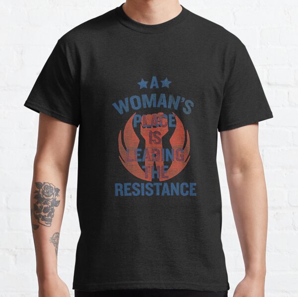 Vista previa del artículo con la obra «El lugar de una mujer está en la resistencia», diseñado y vendido por DamTinhSAZ.