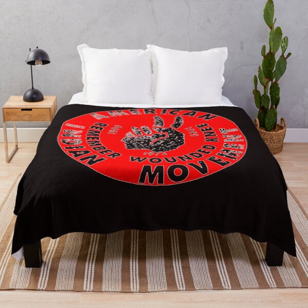 Artikelvorschau, AIM (American Indian Movement) klassisches T-Shirt entworfen und verkauft von DENISEIAWILL.