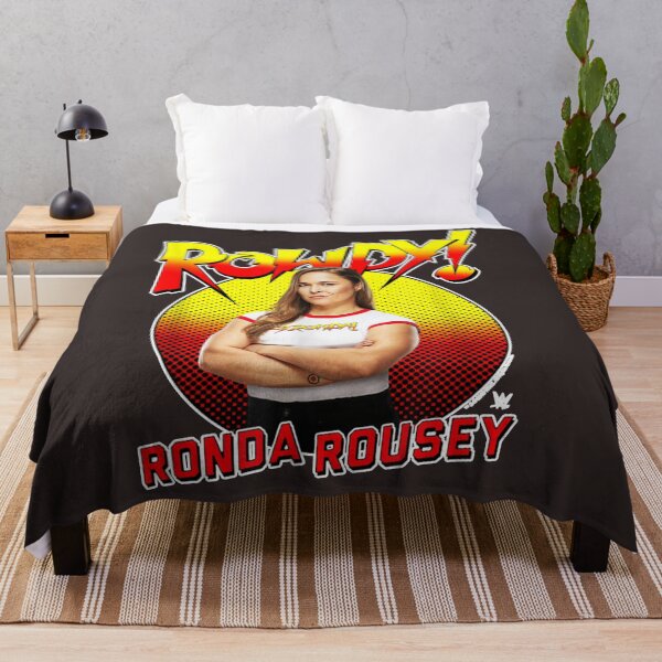 Artikelvorschau, Rousey-Steigungs-Kontur-wesentliches T-Shirt entworfen und verkauft von MARIAIRADO.
