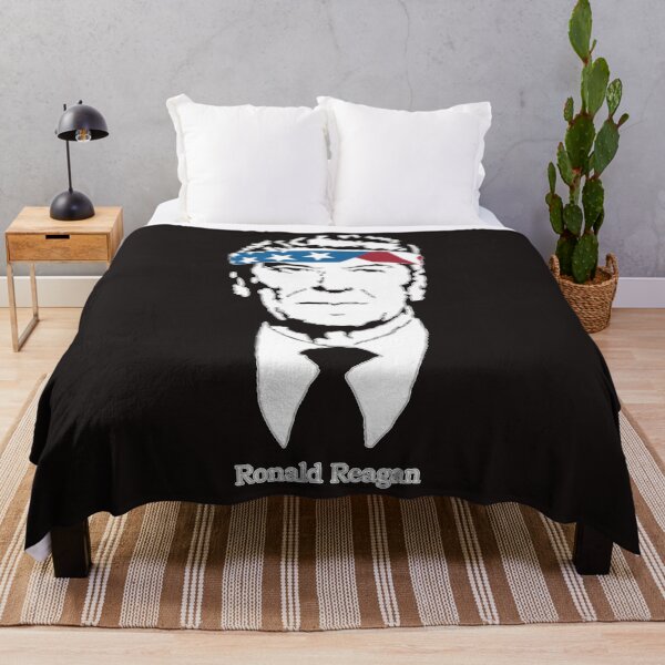 Artikelvorschau, Ronald Reagan amerikanisches Bandana Essential T-Shirt entworfen und verkauft von MARIAIRADO.