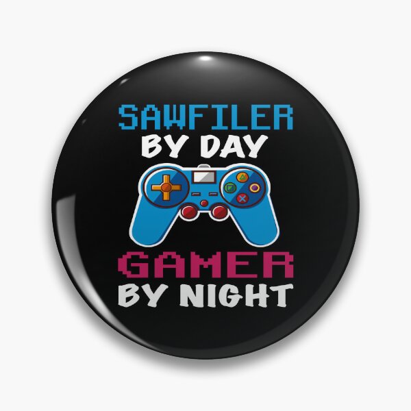 Item preview, Camiseta Sawfiler By Day Gamer By Night, divertido regalo de cumpleaños Sawfiler Gamer, Sawfiler papá marido novio videojuegos amantes regalo de Navidad designed and sold by xlnv.