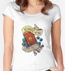 Camiseta entallada de cuello ancho Cuidado con el Smiling Dungeon Master