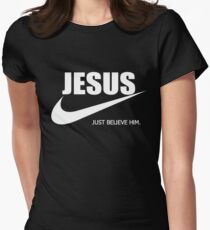 Camiseta entallada para mujer Jesús solo lo cree