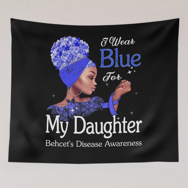 Artikelvorschau, Behcet's Disease Awareness Schwarzes Mädchen Ich trage Blau für meine Tochter entworfen und verkauft von tenjun16.