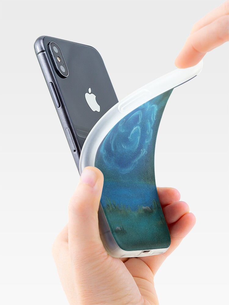 Aperçu 4 sur 5. Coque iPhone avec l'œuvre Le Lac des Chats créée et vendue par CynnaraART.