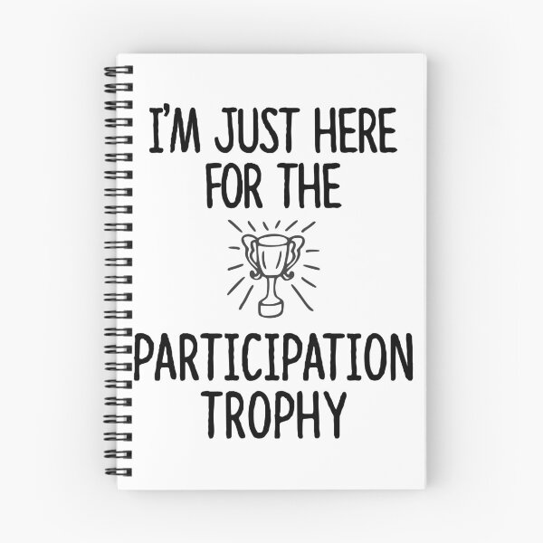 Aperçu de l'œuvre Juste ici pour le trophée de participation créée et vendue par Sugar Creek Graphics.