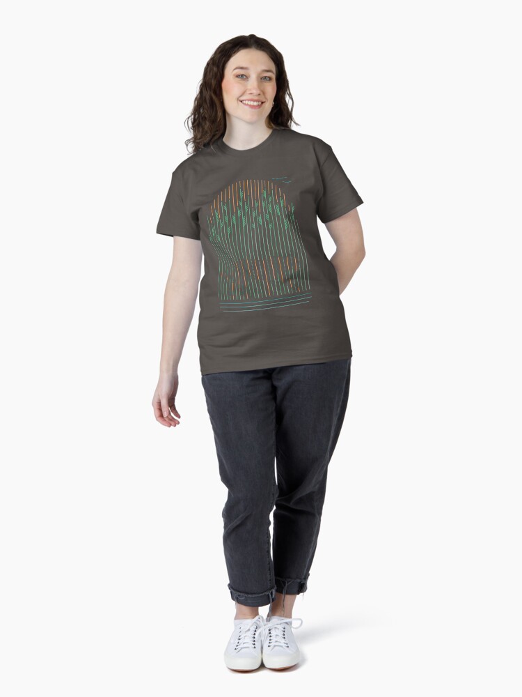 Aperçu 4 sur 7. T-shirt classique avec l'œuvre Tigre dans l'herbe créée et vendue par thepapercrane.