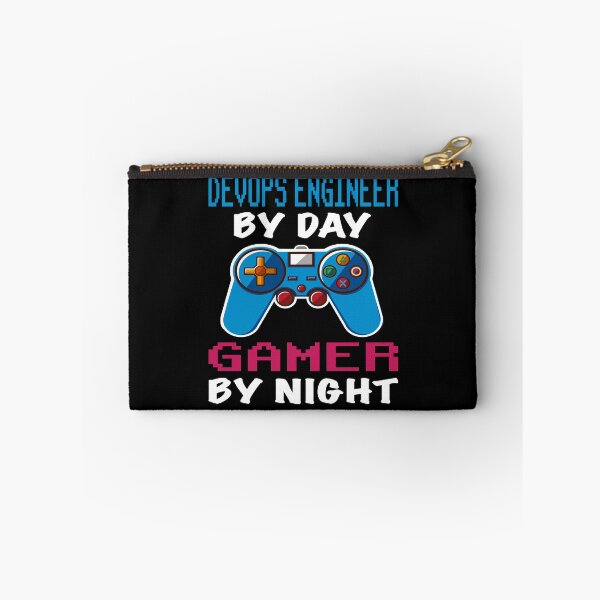 Aperçu de l'œuvre Ingénieur Devops By Day Gamer By Night chemise, cadeau d'anniversaire drôle ingénieur Devops Gamer, ingénieur Devops papa mari petit ami jeux vidéo amoureux cadeau de Noël créée et vendue par xlnv.