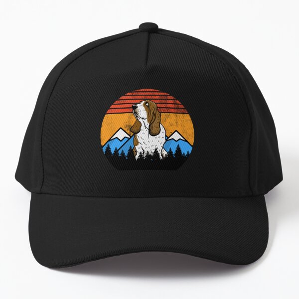 Vista previa del artículo con la obra «Basset Hound vintage con puesta de sol, montañas y bosque, regalo retro envejecido», diseñado y vendido por Guarddogdrive.