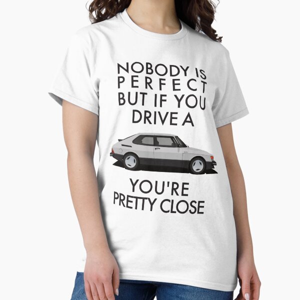Vista previa del artículo con la obra «Nadie es perfecto, pero si conduces un Saab 900 Turbo estás bastante cerca.», diseñado y vendido por knappidesign.