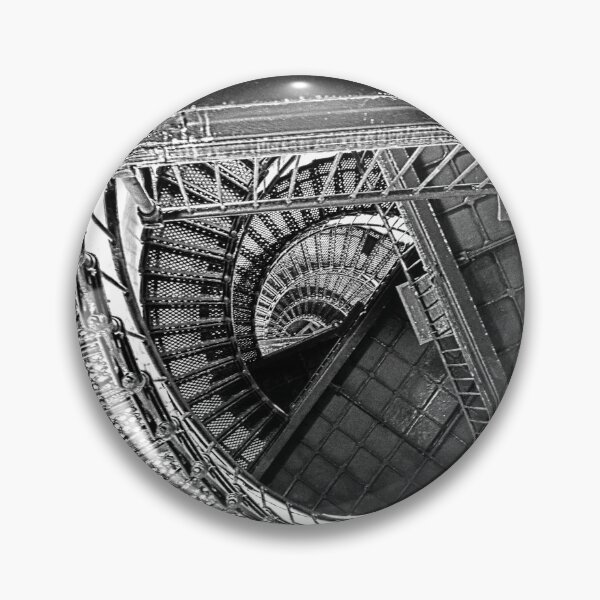 Artikelvorschau, Die Wendeltreppe am Hunting Island Lighthouse Schwarzweiß entworfen und verkauft von LisaWootenPhoto.