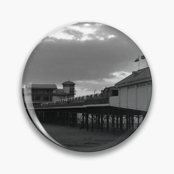 Artikelvorschau, Western Super-Mare Pier in Schwarz und Weiß entworfen und verkauft von Ann Biddlecombe.