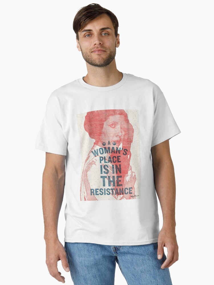 Thumbnail 1 von 7, Classic T-Shirt, Der Platz einer Frau ist im Widerstand designt und verkauft von LadiesWhoDesign.