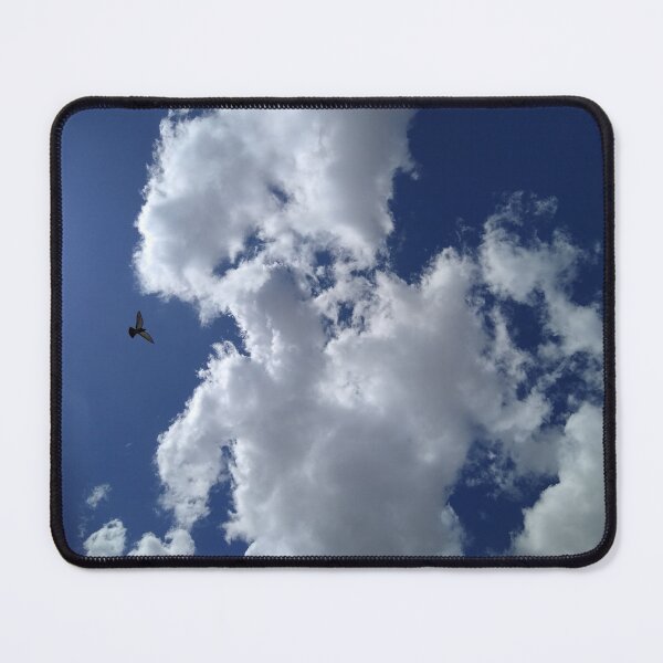 Artikelvorschau, Vogel, der von der Sonne zu den Wolken fliegt entworfen und verkauft von patternedprints.