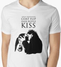 Sherlock and Molly Kiss Men's V-Neck T-Shirt